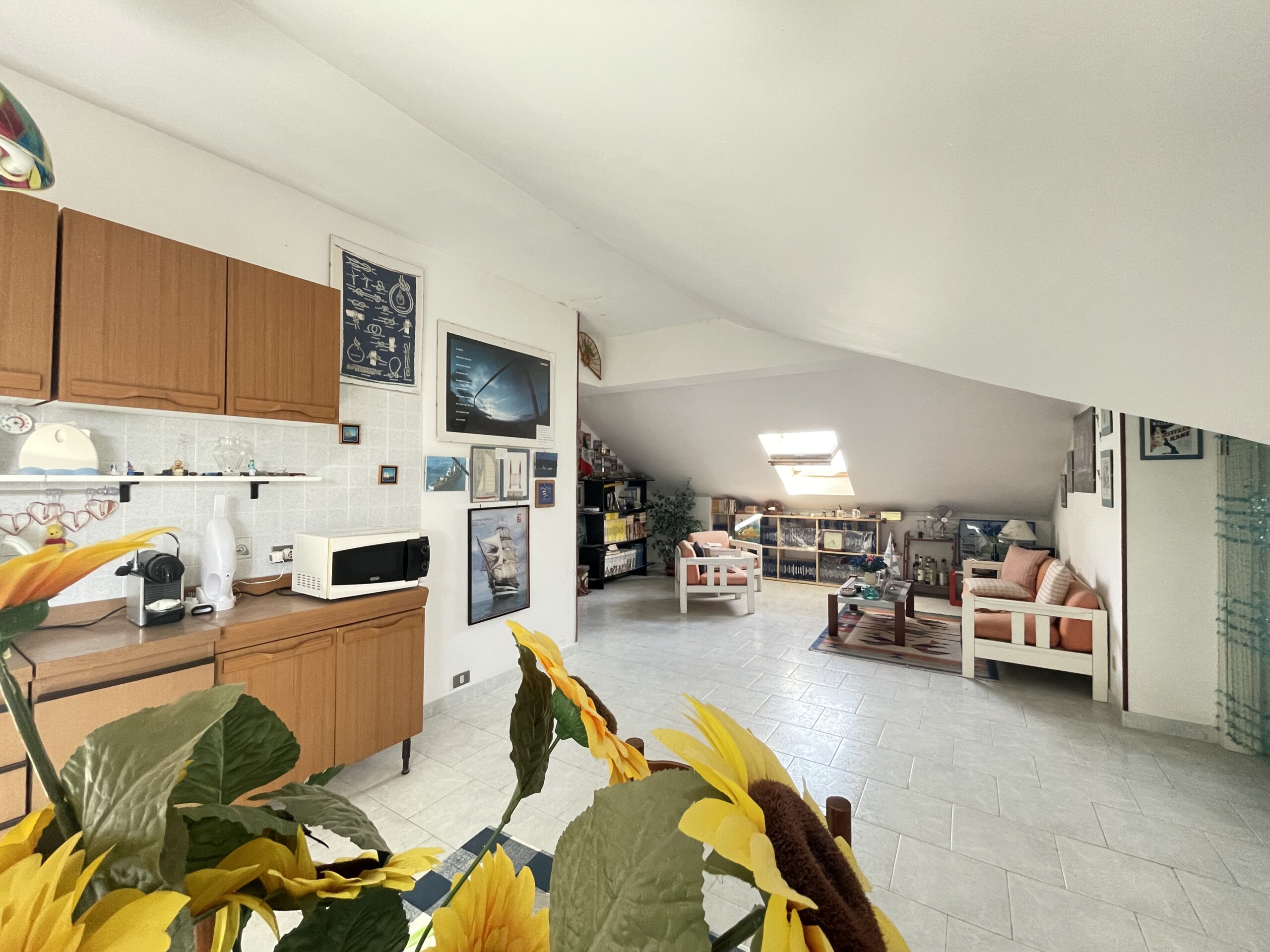 Attico mansardato panoramico con garage.